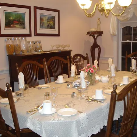 Washington House Bed & Breakfast Frühstückspension Red Castle